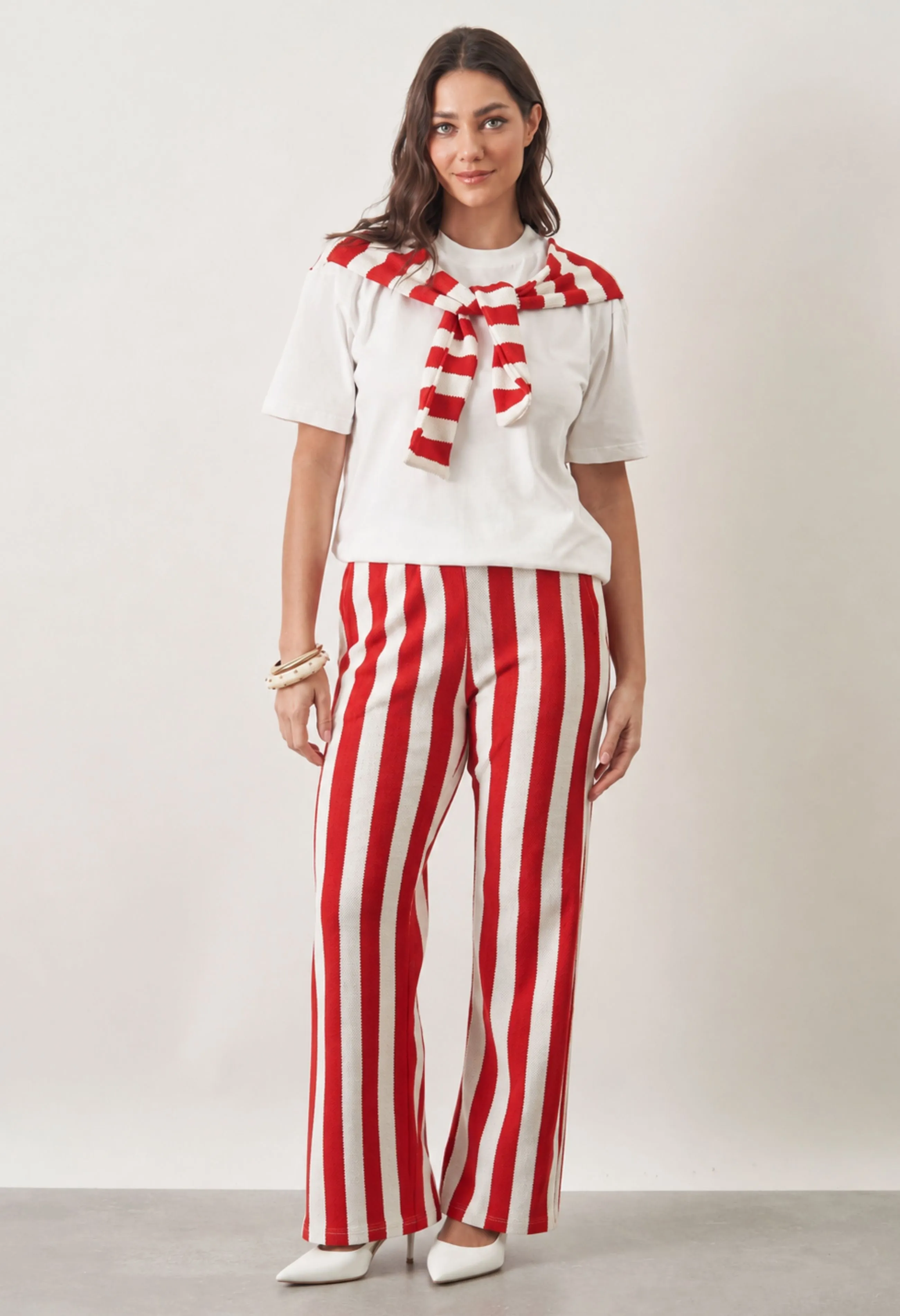 Calça Pantalona Listrada Vermelha e Branca Paloma, look de corpo inteiro